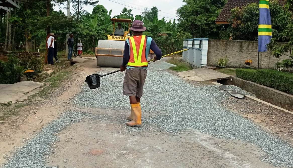 PUPR Lamsel Gelontorkan Rp.500 Juta Untuk Jalan di Dusun Sumber Sari Hajimena