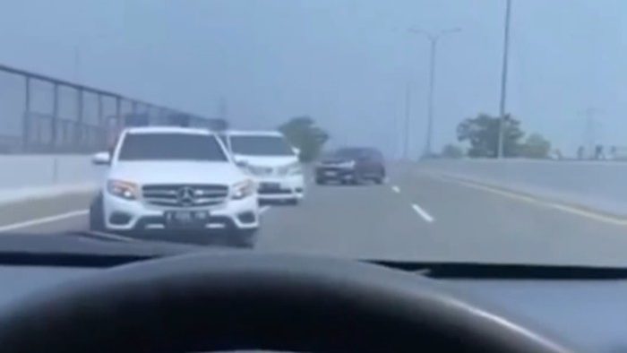 Rombongan Mobil Mewah Lawan Arah di Tol Desari Ditilang! (foto:net/ist)