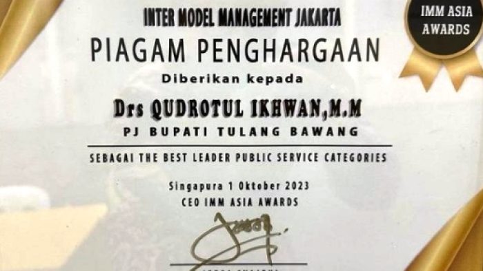 Pj. Bupati Tulangbawang Raih Penghargaan The Best Leader Public Service