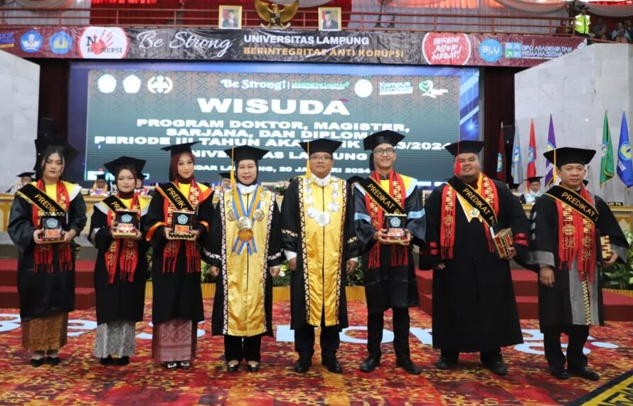 Wisuda 745 Mahasiswa Unila, Rektor: Jaga Almamater dan Terus Belajar