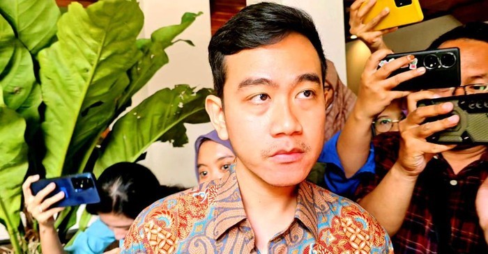 Gibran Rakabuming Raka. (Foto: Tara Wahyu/detikJateng) Baca artikel detiknews, "Gibran soal Viral Stiker di Beras Bulog: Kasih Tahu Saya, Saya Samperin" selengkapnya https://news.detik.com/pemilu/d-7162081/gibran-soal-viral-stiker-di-beras-bulog-kasih-tahu-saya-saya-samperin. Download Apps Detikcom Sekarang https://apps.detik.com/detik/