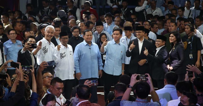 Foto capres dan cawapres di Pilpres 2024: (Pradita Utama/detikcom) Baca artikel detiknews, "Survei PWS: Prabowo-Gibran 52,3%, AMIN 21,3%, Ganjar-Mahfud 19,7%" selengkapnya https://news.detik.com/pemilu/d-7161856/survei-pws-prabowo-gibran-52-3-amin-21-3-ganjar-mahfud-19-7. Download Apps Detikcom Sekarang https://apps.detik.com/detik/