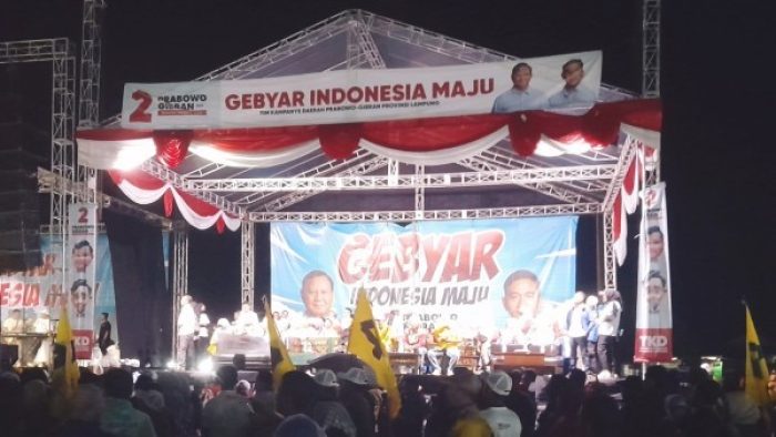 Suasana konser musik Gebyar Indonesia Maju di Pulung Kencan Tulang Bawang Barat. LAMPUNGPRO.CO