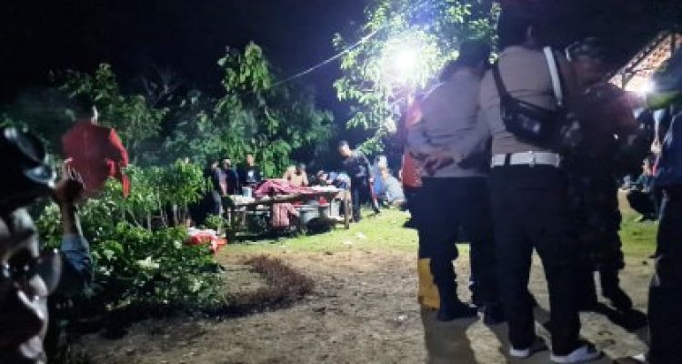 Proses evakuasi jenazah Gunarso, Kamis (822024) pukul 22.30 WIB. (Foto Rilis.idIstimewa)