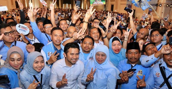 Khofifah bersama relawan prabowo-gibran Surabaya (Foto: Faiq Azmi/detikJatim)