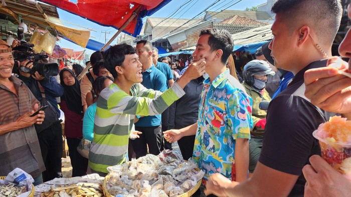 Foto: Momen Pedagang Cubit Pipi Gibran saat Belanja di Pasar Kemiri Depok (Adrial-detikcom)