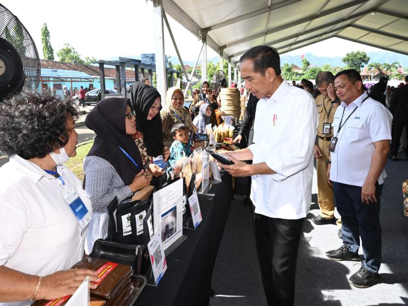 Presiden Joko Widodo bersama nasabah program Membina Ekonomi Keluarga Sejahtera (Mekaar) binaan Permodalan Nasional Madani (PNM) menjadi momen tak terlupakan bagi 5.000 nasabah Mekaar Wonogiri.