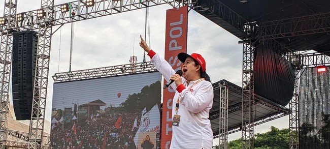 Puan Maharani singgung kampus yang kritik demokrasi era Jokowi saat kampanye Pilpres 2024 di Solo. (CNN Indonesia/Rosyid)