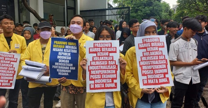 Sejumlah mahasiswa dari beberapa kampus menyampaikan aspirasi di depan kantor Gerindra Jateng, Kota Semarang, Jumat (2/2/2024).Foto: Angling Adhitya Purbaya/detikJateng