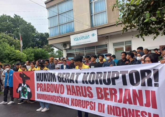 Sejumlah mahasiswa dari beberapa kampus menyampaikan aspirasi di depan kantor Gerindra Jateng, Kota Semarang, Jumat (2/2/2024). Foto: Angling Adhitya Purbaya/detikJateng