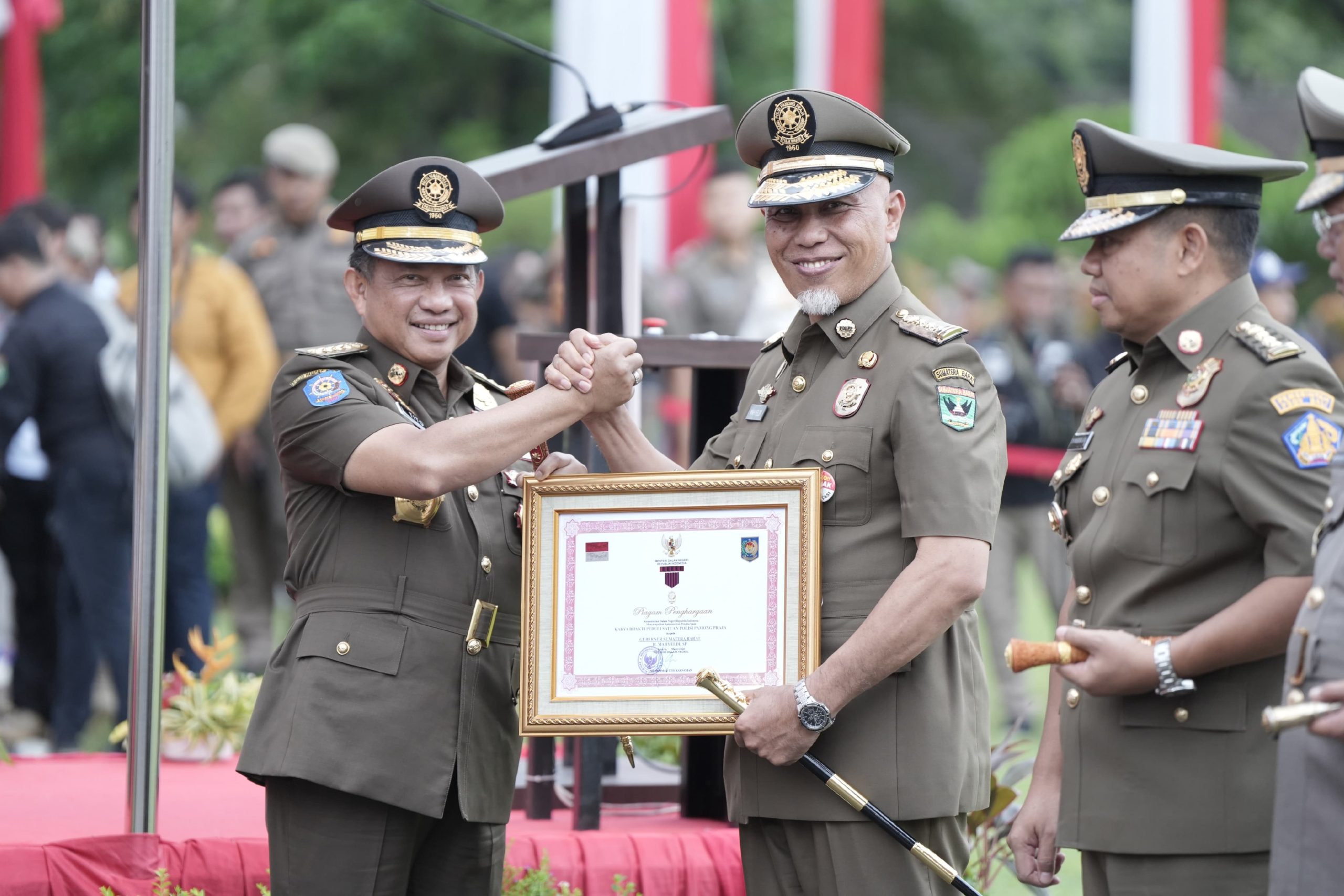 Gubernur Mahyeldi Terima Penghargaan di Puncak HUT Satpol PP dan Satlinmas se-Indonesia