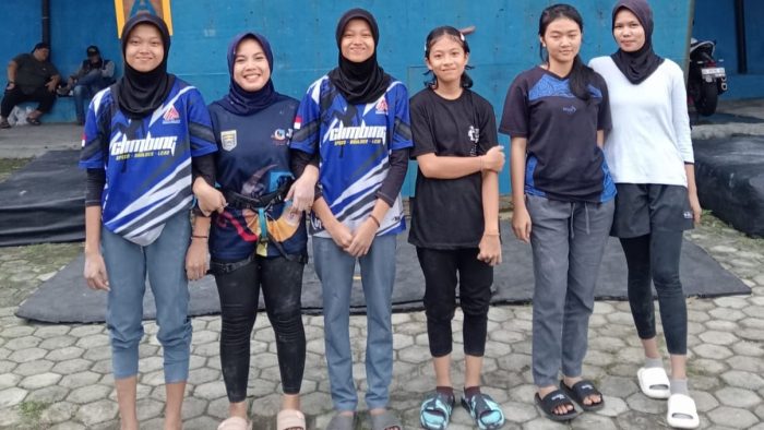 Enam dari Tujuh Atlet Putri FPTI Lampung yang lolos babak Final di Venue Wall Climbing FPTI di PKOR Way Halim Lampung, (Foto : HMS FPTI)