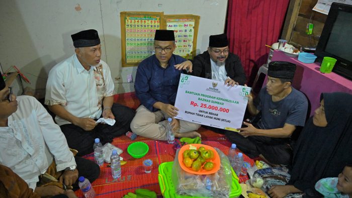 Gubernur Sahur Bersama Warga Kurang Mampu di Jawi-Jawi