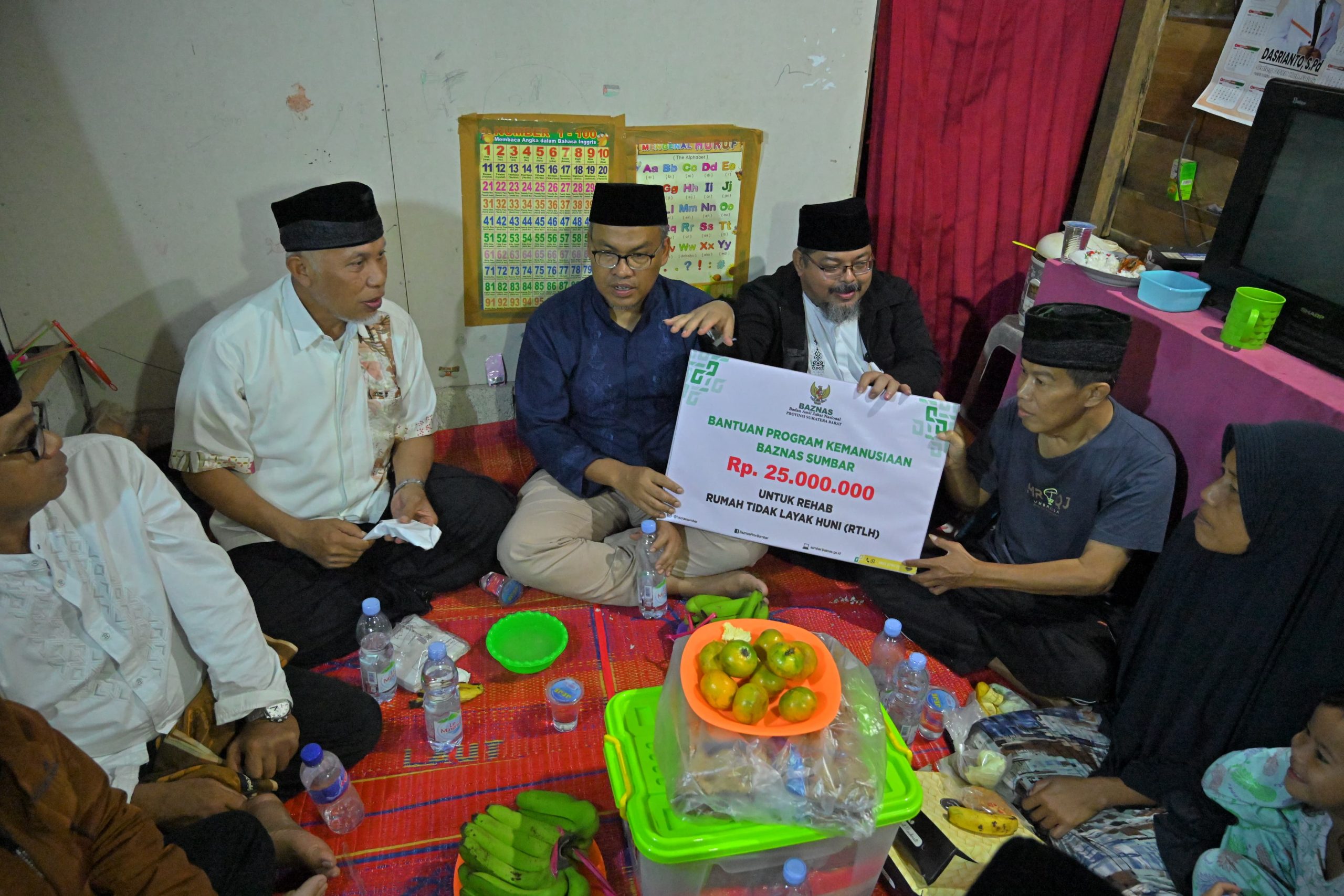 Gubernur Sahur Bersama Warga Kurang Mampu di Jawi-Jawi