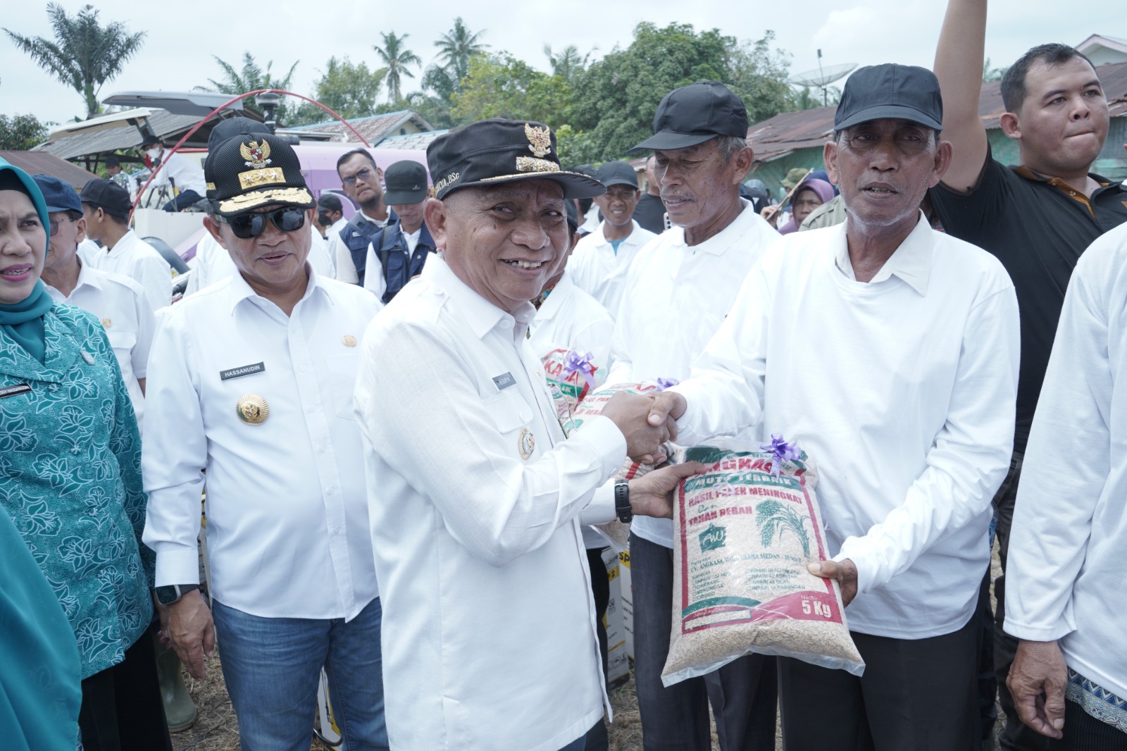 Bupati Asahan Dampingi Pj Gubernur Sumatera Utara Tanam Cabai di Desa Serdang