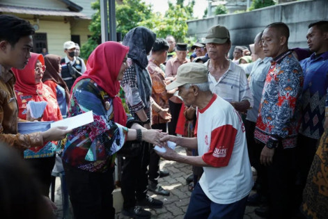 Walikota Eva Dwiana menyalurkan bantuan untuk warga korban banjir. Foto : Ist