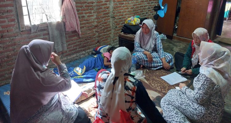 Kunjungan pihak Puskesmas Tanjung Sari kerumah salah satu warga yang terkena DBD di Muara Putih (Foto: Dok)