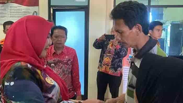 Wali Kota Bandar Lampung Eva Dwiana berikan bantuan kepada korban banjir.