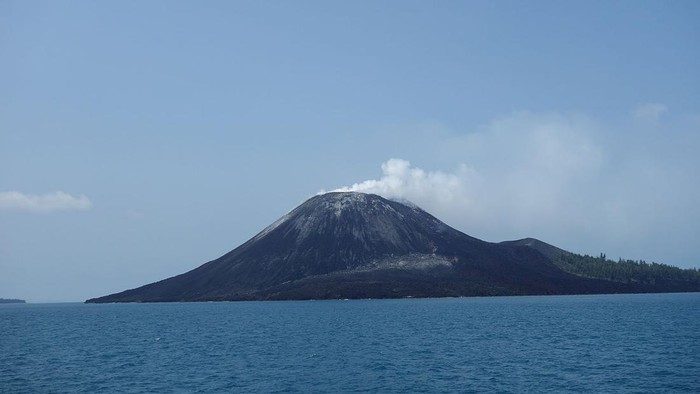 Gunung Anak Krakatau. Foto: Wikimedia Commons/Lord Mountbatten