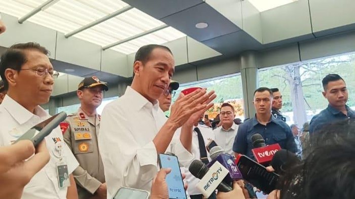 Foto: Presiden Jokowi meninjau arus mudik di Stasiun Pasar Senen (Mulia/detik)