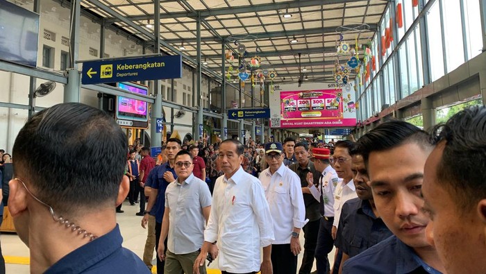 Foto: Presiden Jokowi meninjau arus mudik Lebarn 2024 di Stasiun Pasar Senen (Mulia/detik)