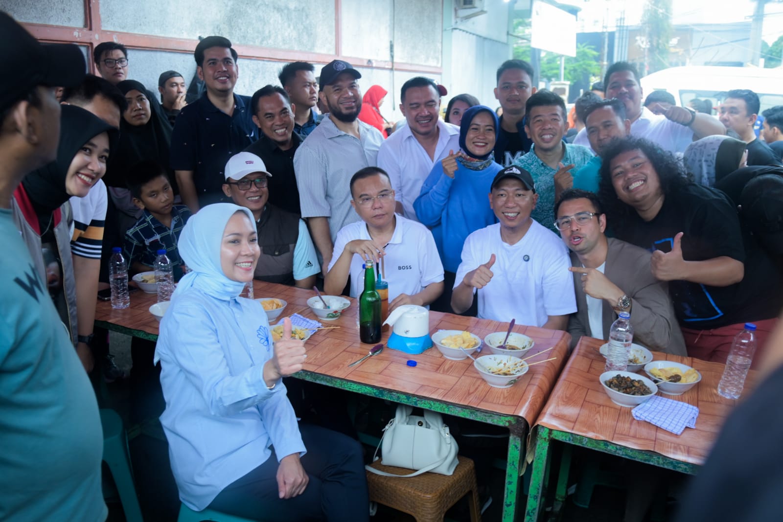 Momen Raffi Ahmad, Marsel Widianto, Sufmi Dasco Ahmad dan Rahmat Mirzani Djausal saat Sarapan bubur bersama di Lampung