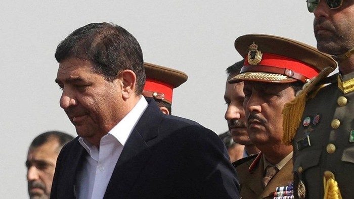 Foto: Wakil Presiden Pertama Iran Mohammad Mokhber menyambut Sultan Haitham bin Tariq dari Oman setibanya di Bandara Mehrabad di Teheran, Iran 28 Mei 2023 (Reuters)