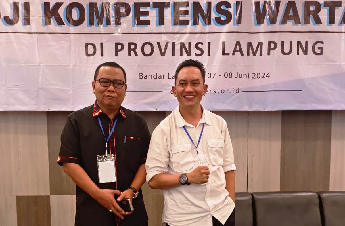 Desi Habibi berama Penguji DR IKZ saat Ujian kompetensi wartawan Kolaboiratif fasilitasi Dewan Pers 7-8 juni di Novotel Lampung