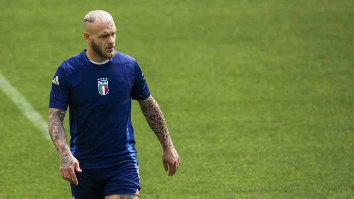 Federico Dimarco bisa absen di Italia vs Kroasia. (Foto: LightRocket via Getty Images/Nicolò Campo)