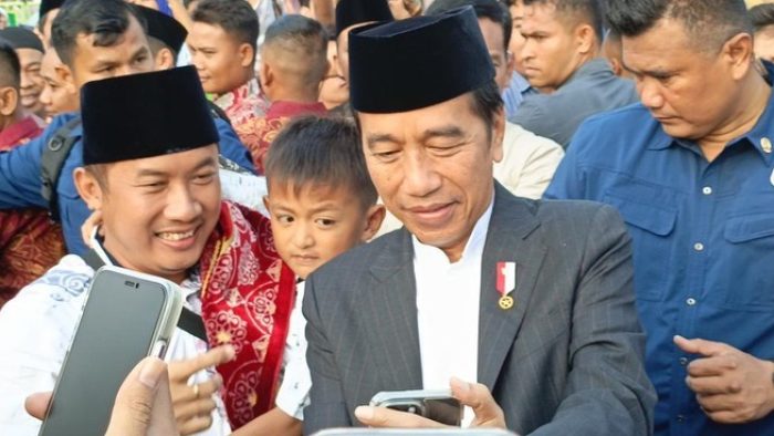 Presiden Jokowi saat berfoto bersama warga usai Salat Idul Adha di Simpang Lima Semarang, Senin (17/6/2024). Foto: Angling Adhitya Purbaya/detikJateng
