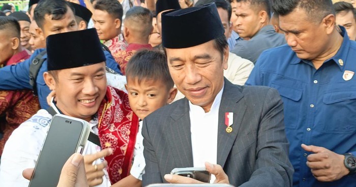 Presiden Jokowi saat berfoto bersama warga usai Salat Idul Adha di Simpang Lima Semarang, Senin (17/6/2024). Foto: Angling Adhitya Purbaya/detikJateng