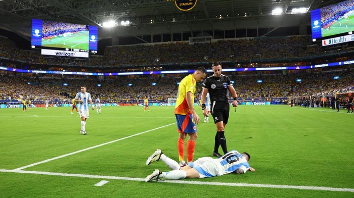 Messi saat terjatuh di tepi lapangan pada babak pertama final Copa America 2024. Foto: Getty Images/Maddie Meyer