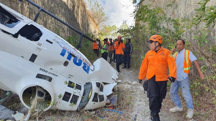 Satu helikopter jatuh di Suluban, Desa Pecatu, Kecamatan Kuta Selatan, Kabupaten Badung, Bali. Heli tersebut mengangkut 5 penumpang. (dok Basarnas)