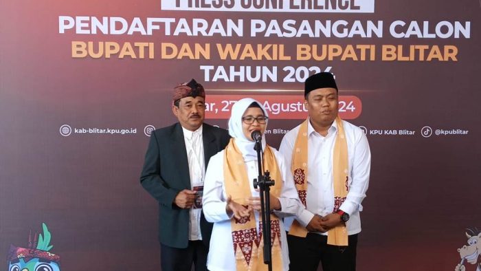 Rini Syarifah - Abdul Ghoni Resmi mendaftar di KPUD Kabupaten Blitar