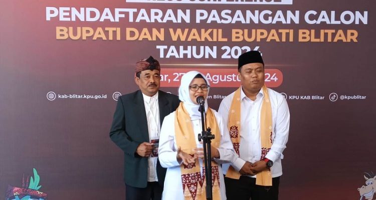 Rini Syarifah - Abdul Ghoni Resmi mendaftar di KPUD Kabupaten Blitar