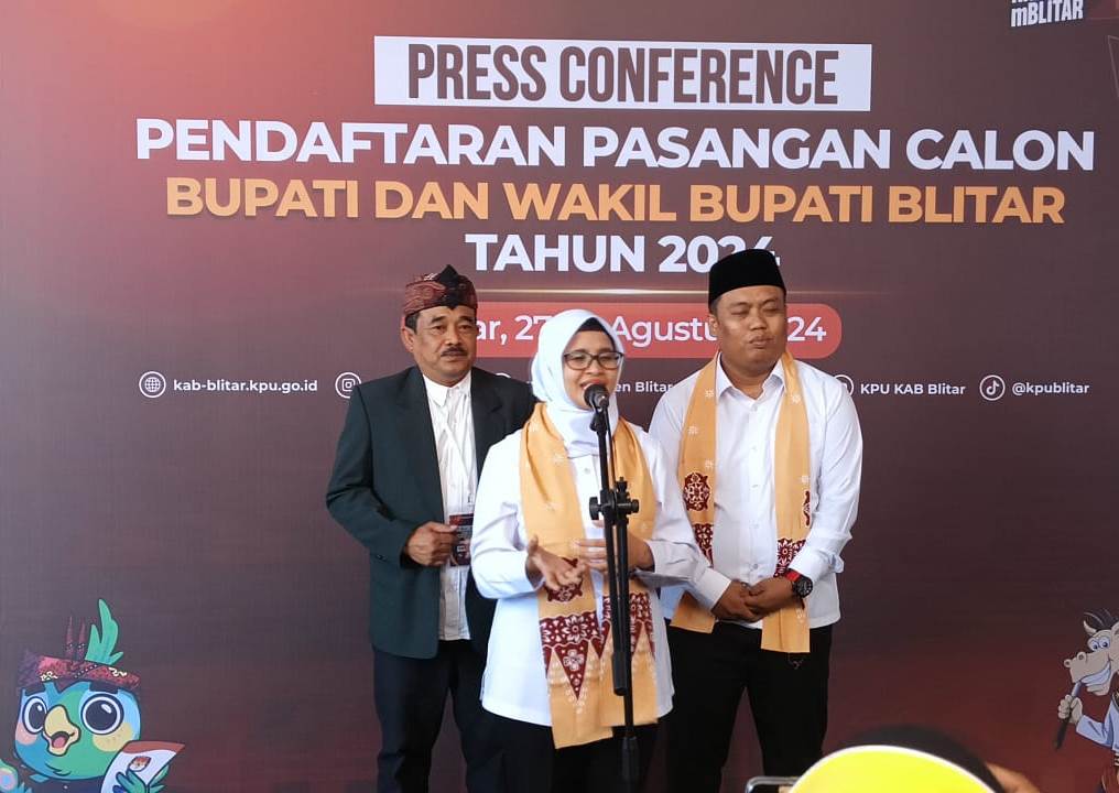 Rini Syarifah - Abdul Ghoni Resmi mendaftar di KPUD Kabupaten Blitar