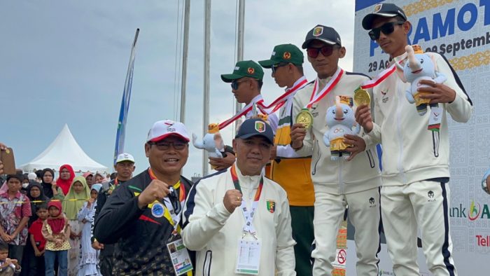 Brigjend Pol Ahmad Ramadhan Kalungkan Medali Emas Untuk Atlit Paramotor Lampung