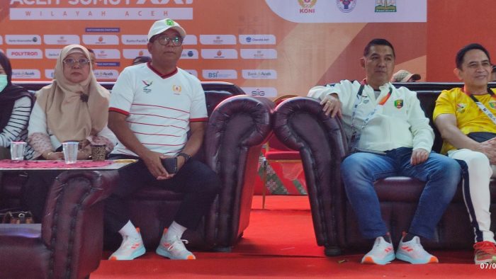 Pj Gubernur Lampung, Samsudin dan istri didampingi Cdm II dan Sekum KONI Lampung, saat meninjau Pertandingan Atlet Muaythai di Aceh.