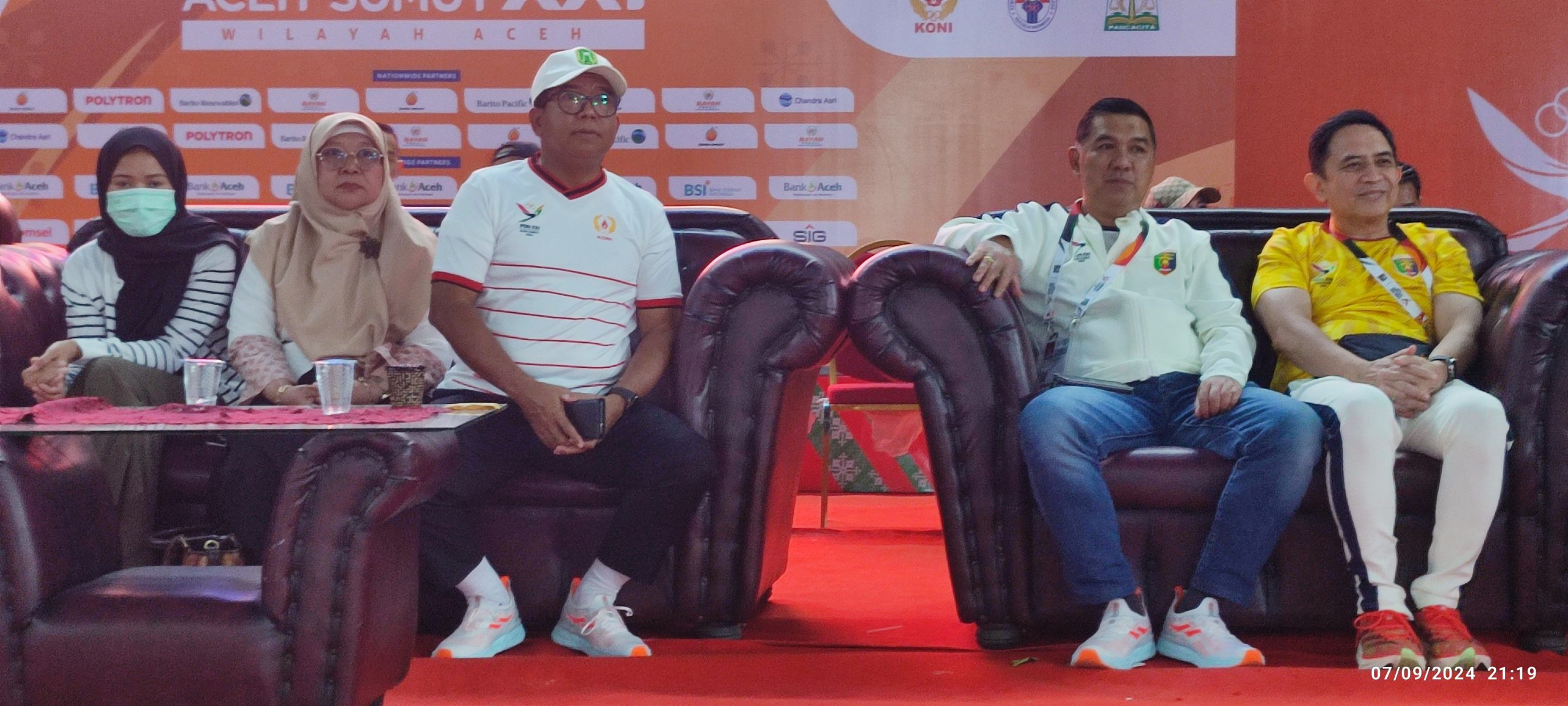 Pj Gubernur Lampung, Samsudin dan istri didampingi Cdm II dan Sekum KONI Lampung, saat meninjau Pertandingan Atlet Muaythai di Aceh.