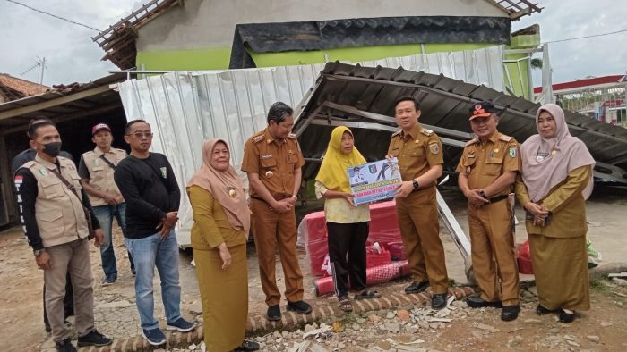 Pj Bupati Pringsewu Serahkan Bantuan Korban Angin Puting Beliung