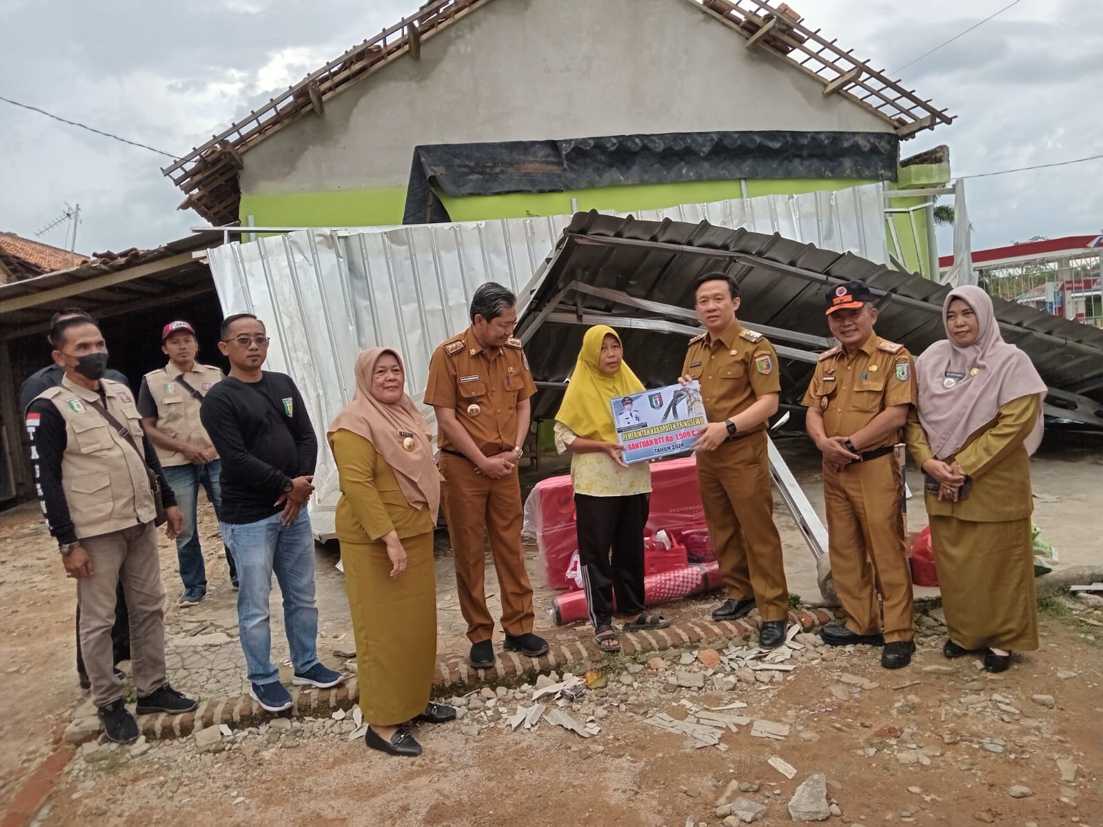 Pj Bupati Pringsewu Serahkan Bantuan Korban Angin Puting Beliung