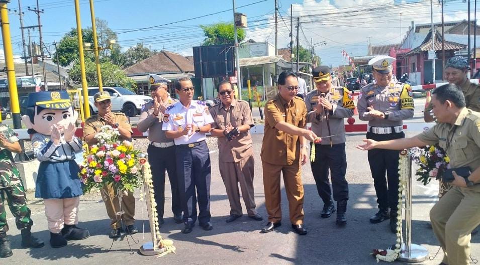 Ketua DPRD Kab Blitar Hadiri Peresmian Palang Pintu KAI di Desa Pasirharjo