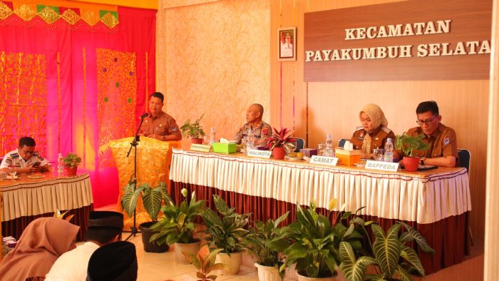 Payakumbuh - Musrenbang Kecamatan Payakumbuh Selatan lahirkan berbagai usulan prioritas untuk rencana pembangunan tahun 2026 mendatang. Kegiatan yang dilaksanakan di Aula Kecamatan Payakumbuh Selatan, Selasa (04/02/2025) itu dihadiri oleh Wakil Ketua DPRD Kota Payakumbuh Hurisna Jamhur, Asisten II Wal Asri, OPD terkait, Lurah se Kecamatan Payakumbuh Selatan, tokoh masyarakat serta undangan lainnya. Pj. Wali Kota Payakumbuh yang dalam hal ini diwakili oleh Asisten II Wal Asri mengatakan, pada Musrenbang kecamatan harus mampu memilih dan memilah program dan kegiatan mana yang lebih penting dan mendesak untuk dilaksanakan dari sekian banyak usulan yang diajukan. "Kita harapkan Kecamatan Payakumbuh Selatan telah merumuskan prioritas kecamatan untuk tahun 2026 sebagai pedoman dalam pelaksanaan musrenbang ini agar lebih fokus dan menghasilkan rumusan yang sesuai dengan kebutuhan masyarakat," kata Asisten II Wal Asri. Ia menyebut, Kecamatan Payakumbuh Selatan memiliki potensi yang tidak kalah penting seperti panorama ampangan yang berjarak ± 6 km dari pusat kota, yang merupakan aset/potensi wisata dan dapat dikembangkan. "Harapan kita, destinasi wisata ini ikut meningkatkan kesejahteraan masyarakat di sekitar panorama ampangan. Bila memungkinkan pengembangan wisata ini dengan dukungan semua pihak dapat diarahkan untuk pariwisata modern seperti penginapan yang representatif dan lain-lain," ujarnya. Untuk tahun 2025 dikatakan Wal Asri, pemerintah pusat masih mengamanahkan DAU yang diarahkan untuk masing-masing kelurahan sebesar 200 juta. "Harapan kita, dengan anggaran tersebut stunting, kemiskinan ekstrem dan inflasi bisa ditekan mulai dari tingkat kelurahan," ucapnya. Sementara itu, Camat Payakumbuh Selatan Resti Desmila mengatakan, sebelum Musrenbang tingkat kecamatan, telah dilaksankan Musrenbang kelurahan pada 7-15 Januari 2025 lalu. "Di Musrenbang kecamatan ini, kita telah menampung usulan prioritas dari masing-masing kelurahan yang didominasi oleh pembangunan fisik. Semua usulan ini nantinya berharap bisa diakomodir dan dimasukkan dalam Renja SKPD TA 2026," ungkapnya. "Semoga dengan Musrenbang ini bisa meningkatkan kesejahteraan masyarakat Payakumbuh Selatan," pungkasnya. (MC)