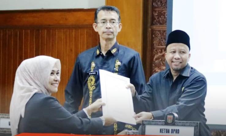 Enam Fraksi DPRD Bukittinggi Sampaikan Pandangan Umum Terhadap Raperda SPBE dan Lingkungan Hidup