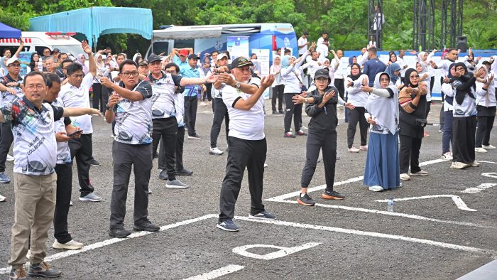 Ikuti Senam Badunsanak, Gubernur Mahyeldi Sebut Kekompakan Pimpinan Instansi Vertikal dan BUMN Sangat Penting bagi Kemajuan Sumbar