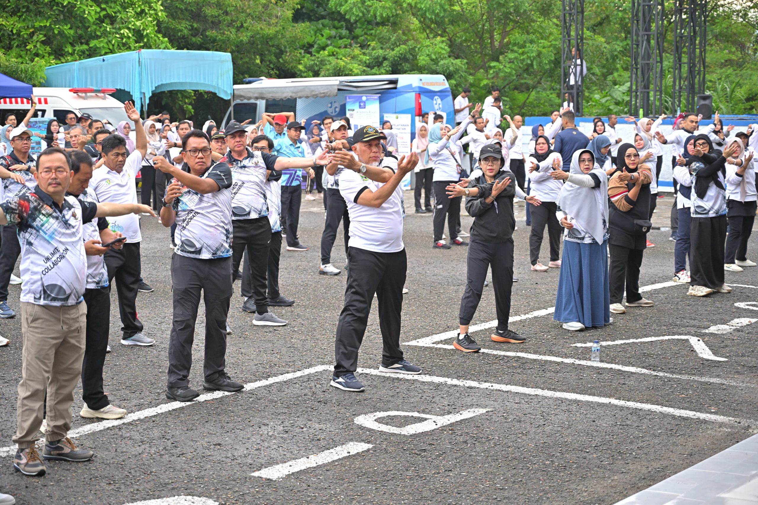 Ikuti Senam Badunsanak, Gubernur Mahyeldi Sebut Kekompakan Pimpinan Instansi Vertikal dan BUMN Sangat Penting bagi Kemajuan Sumbar