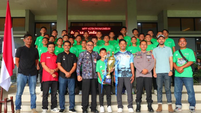 Pj Walikota Suprayitno Lepas Kontingen SSB Bintang Timur Payakumbuh Mengikuti Piala Soeratin U-13 di Yogyakarta