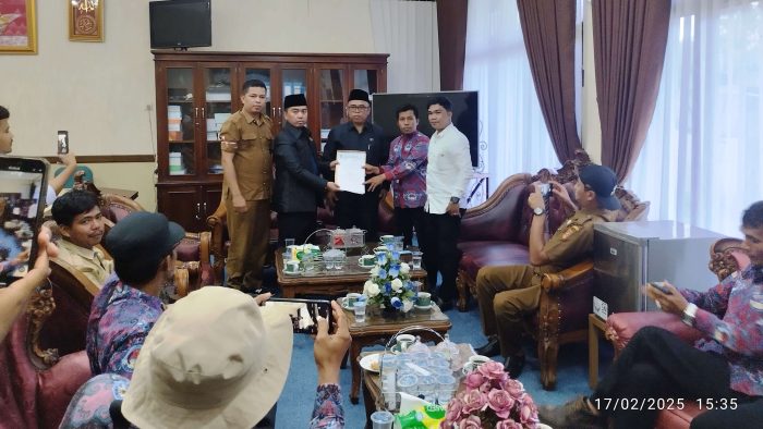 Ribuan Perangkat Desa Datangi Kantor Bupati dan DPRD Agam ?