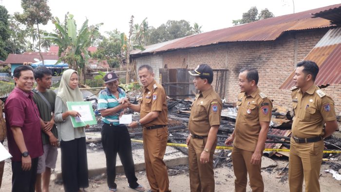 Wawako Payakumbuh Serahkan Bantuan Langsung Untuk Korban Kebakaran