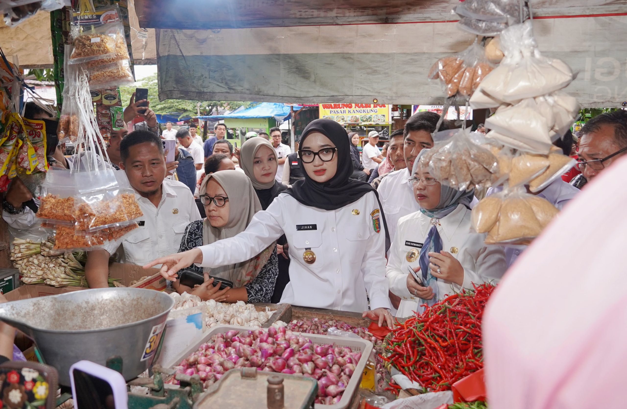 Wagub Jihan Pantau Ketersediaan Bahan Pangan Jelang Ramadan di Pasar Kangkung